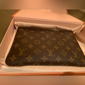 Louis Vuitton Monogram Clutch medium size, brand new, limited edition,must have